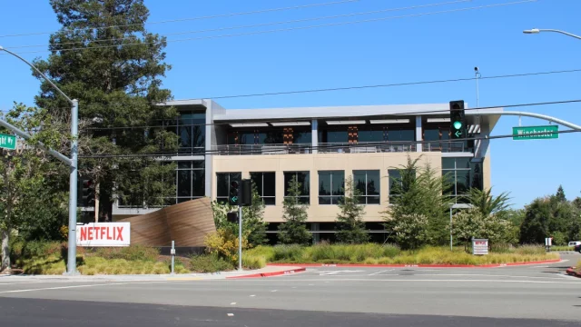 Gedung perkantoran Netflix di Los Gatos, California, dengan papan nama di tepi jalan