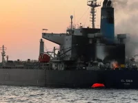 Kapal tanker El Gaia mengeluarkan asap setelah kebakaran di laut