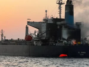 Kapal tanker El Gaia mengeluarkan asap setelah kebakaran di laut