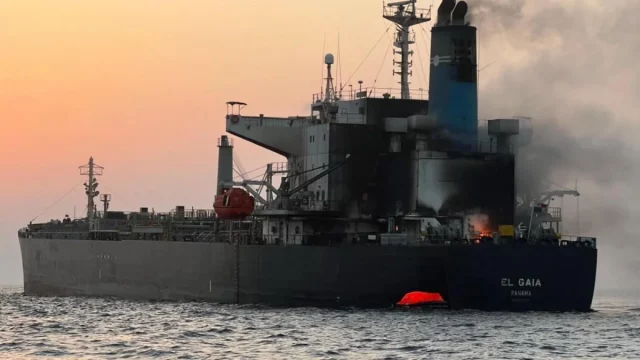 Kapal tanker El Gaia mengeluarkan asap setelah kebakaran di laut