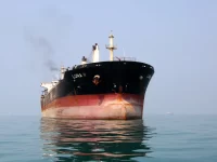 Kapal tanker minyak Iran menunggu di lepas pantai Bandar Abbas, Selat Hormuz