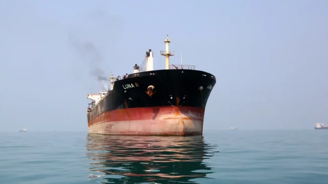 Kapal tanker minyak Iran menunggu di lepas pantai Bandar Abbas, Selat Hormuz