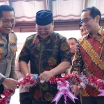 Kapolda Sulawesi Selatan tersenyum saat peresmian Pusat Studi Kepolisian Universitas Hasanuddin