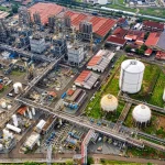 Kompleks industri dengan tangki penyimpanan bulat di Banten dari udara