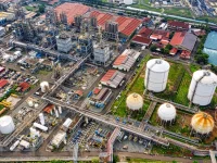 Kompleks industri dengan tangki penyimpanan bulat di Banten dari udara
