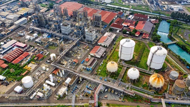 Kompleks industri dengan tangki penyimpanan bulat di Banten dari udara