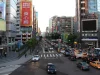 Gedung perkantoran dan lalu lintas di simpang Jalan Xinyi dan Keelung, Distrik Xinyi, Taipei, Taiwan