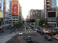 Gedung perkantoran dan lalu lintas di simpang Jalan Xinyi dan Keelung, Distrik Xinyi, Taipei, Taiwan