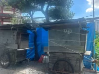 Dua gerobak yatai kayu yang tutup di tepi Kolam Shinobazu, Taman Ueno, Tokyo