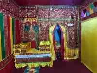 Kelambu berlapis adat Aneuk Jamee dari beludru merah bersulam benang emas, Aceh
