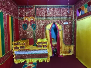 Kelambu berlapis adat Aneuk Jamee dari beludru merah bersulam benang emas, Aceh