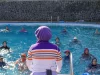 Instruktur berkerudung ungu memandu kelas latihan air peserta dewasa di kolam renang, Jawa Barat