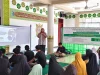 Warga dan mahasiswa kedokteran mengikuti pembentukan kelompok siaga bencana banjir di Gampong Reuleut Timur
