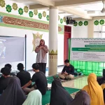 Warga dan mahasiswa kedokteran mengikuti pembentukan kelompok siaga bencana banjir di Gampong Reuleut Timur
