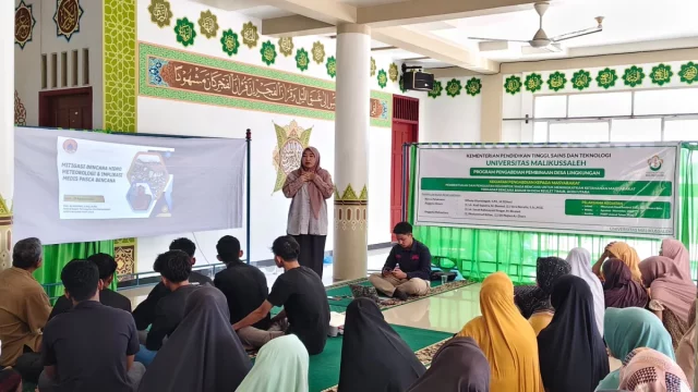Warga dan mahasiswa kedokteran mengikuti pembentukan kelompok siaga bencana banjir di Gampong Reuleut Timur