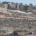 Kendaraan militer Israel beroperasi di dekat rumah warga Palestina di Desa Qusra, Tepi Barat