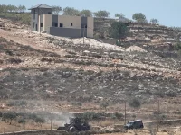 Kendaraan militer Israel beroperasi di dekat rumah warga Palestina di Desa Qusra, Tepi Barat