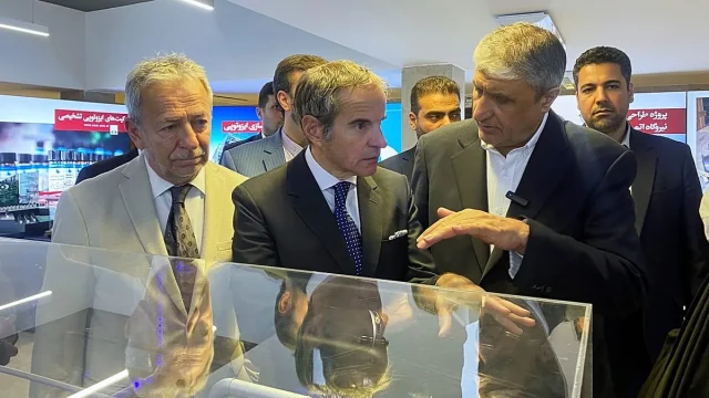 Foto arsip Kepala Badan Tenaga Atom Iran bersama Direktur Jenderal IAEA pada April 2025