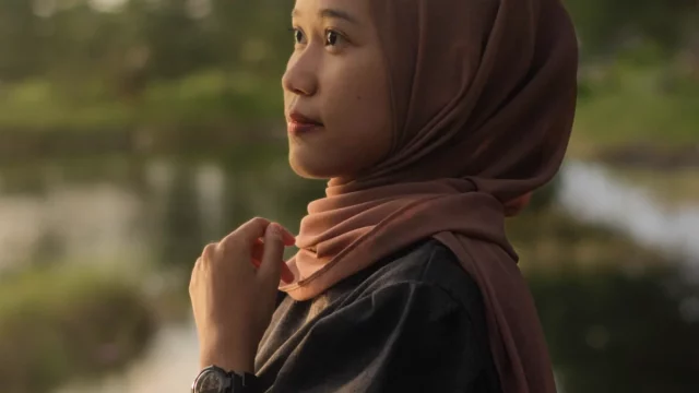 Ilustrasi perempuan berkerudung, busana yang gambarannya berubah dalam film Islami masa Orde Baru
