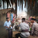 Ilustrasi warga berkumpul dan bercakap-cakap di sebuah pasar tradisional di Jawa.