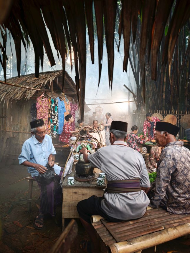 Ilustrasi warga berkumpul dan bercakap-cakap di sebuah pasar tradisional di Jawa.