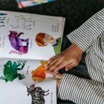 Ilustrasi buku cerita anak bergambar terbuka dengan aneka gambar binatang berwarna.