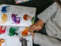 Ilustrasi buku cerita anak bergambar terbuka dengan aneka gambar binatang berwarna.