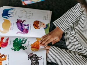 Ilustrasi buku cerita anak bergambar terbuka dengan aneka gambar binatang berwarna.