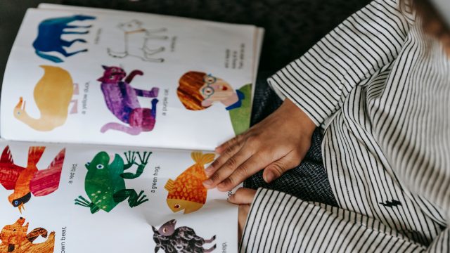 Ilustrasi buku cerita anak bergambar terbuka dengan aneka gambar binatang berwarna.