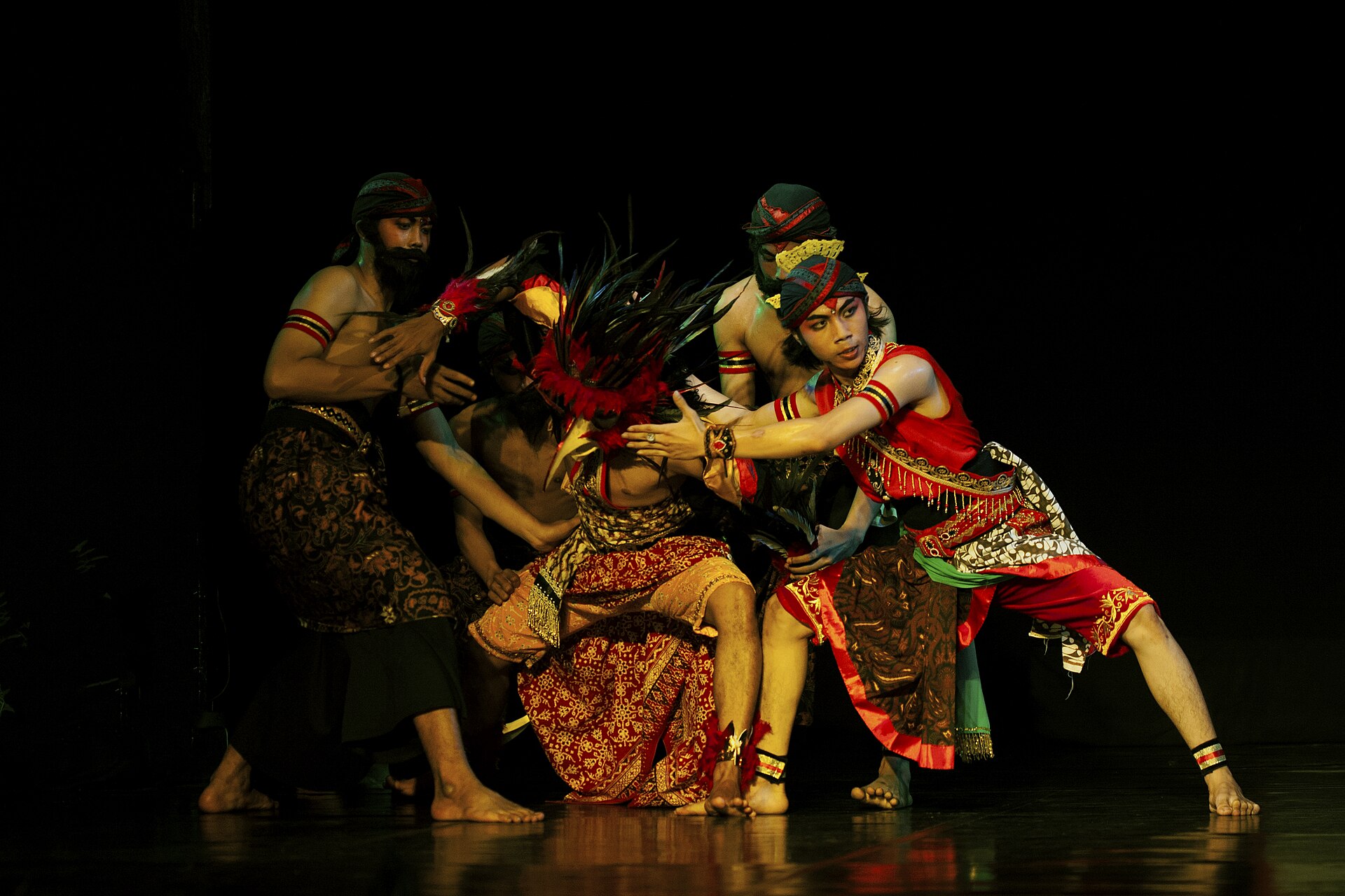 Para pemain ketoprak berkostum tradisional di atas panggung.