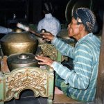 Seorang penabuh gamelan memukul instrumen dalam pementasan di Yogyakarta.