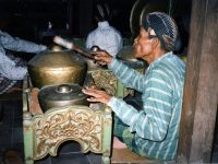 Seorang penabuh gamelan memukul instrumen dalam pementasan di Yogyakarta.
