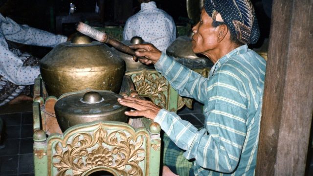 Seorang penabuh gamelan memukul instrumen dalam pementasan di Yogyakarta.