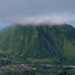Ilustrasi Gunung Merbabu di Jawa Tengah yang berselimut hijau dan kabut