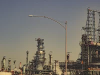 Cerobong dan pipa kilang minyak di kawasan industri petrokimia