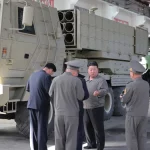 Kim Jong Un meninjau kendaraan militer dan peralatan di sebuah fasilitas industri pertahanan