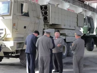 Kim Jong Un meninjau kendaraan militer dan peralatan di sebuah fasilitas industri pertahanan
