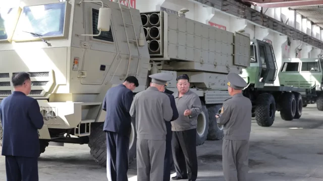 Kim Jong Un meninjau kendaraan militer dan peralatan di sebuah fasilitas industri pertahanan
