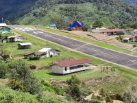 Lapangan terbang perintis dan permukiman beratap seng di lembah Kiwirok, Pegunungan Bintang, Papua