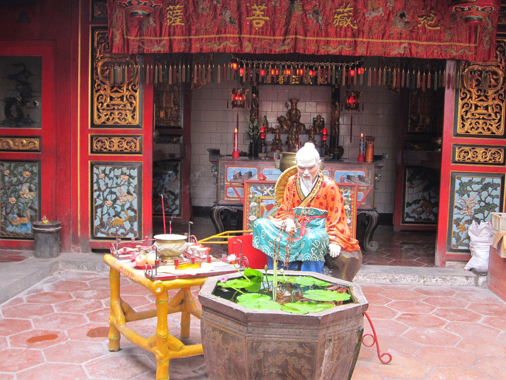 Ruang dalam Klenteng Tay Kak Sie dengan altar, arca dewa, dan tungku hio berukuran besar.