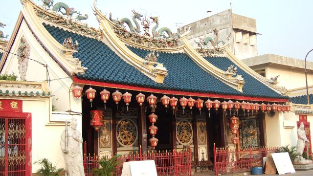 Bangunan depan Klenteng Tay Kak Sie di Gang Lombok, Semarang, dengan lampion merah di serambinya.