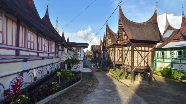 Deretan rumah gadang beratap gonjong di Kompleks Rumah Gadang Balimbiang Sumatera Barat