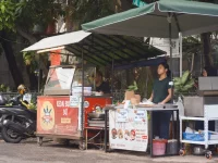Ilustrasi pedagang kaki lima berdiri di lapaknya di tepi jalan