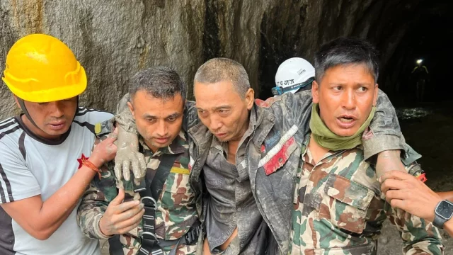 Tentara Nepal mengevakuasi seorang warga negara China di proyek pembangkit listrik Trishuli-3A