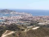 Panorama Kota Ceuta dilihat dari bukit dengan laut di kejauhan