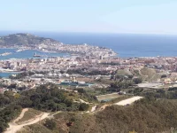 Panorama Kota Ceuta dilihat dari bukit dengan laut di kejauhan