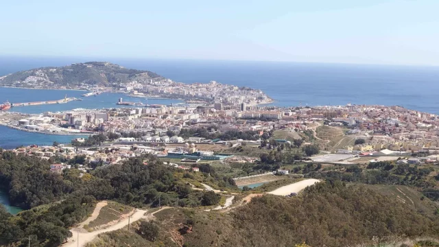 Panorama Kota Ceuta dilihat dari bukit dengan laut di kejauhan