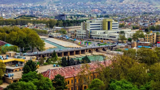 Pemandangan kota Khorramabad dengan kanal Sungai Khorramrud berjembatan, Lorestan, Iran
