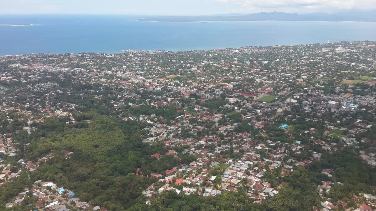 Permukiman Kota Kupang terlihat dari ketinggian dengan laut di latar belakang