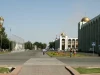 Jalan dan gedung pemerintahan di pusat Kota Bishkek